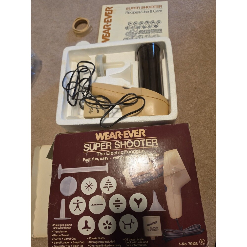 Vintage Wear Ever Super Shooter Electric Cookie Gun/Press #70123  Recipe Book